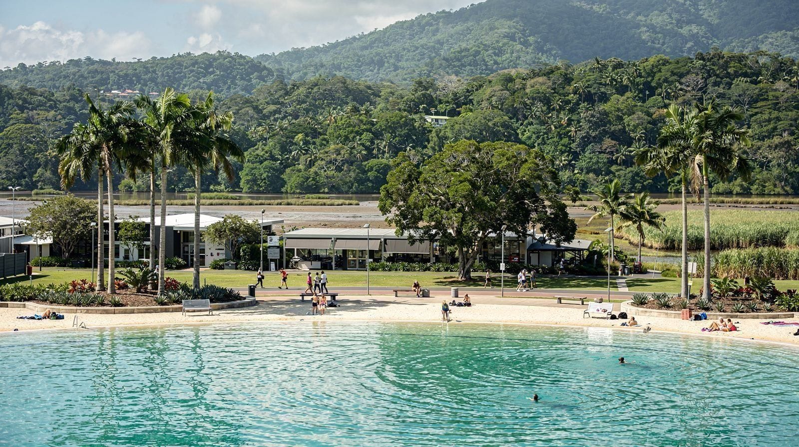 Cairns or Port Douglas: Where I'd Stay