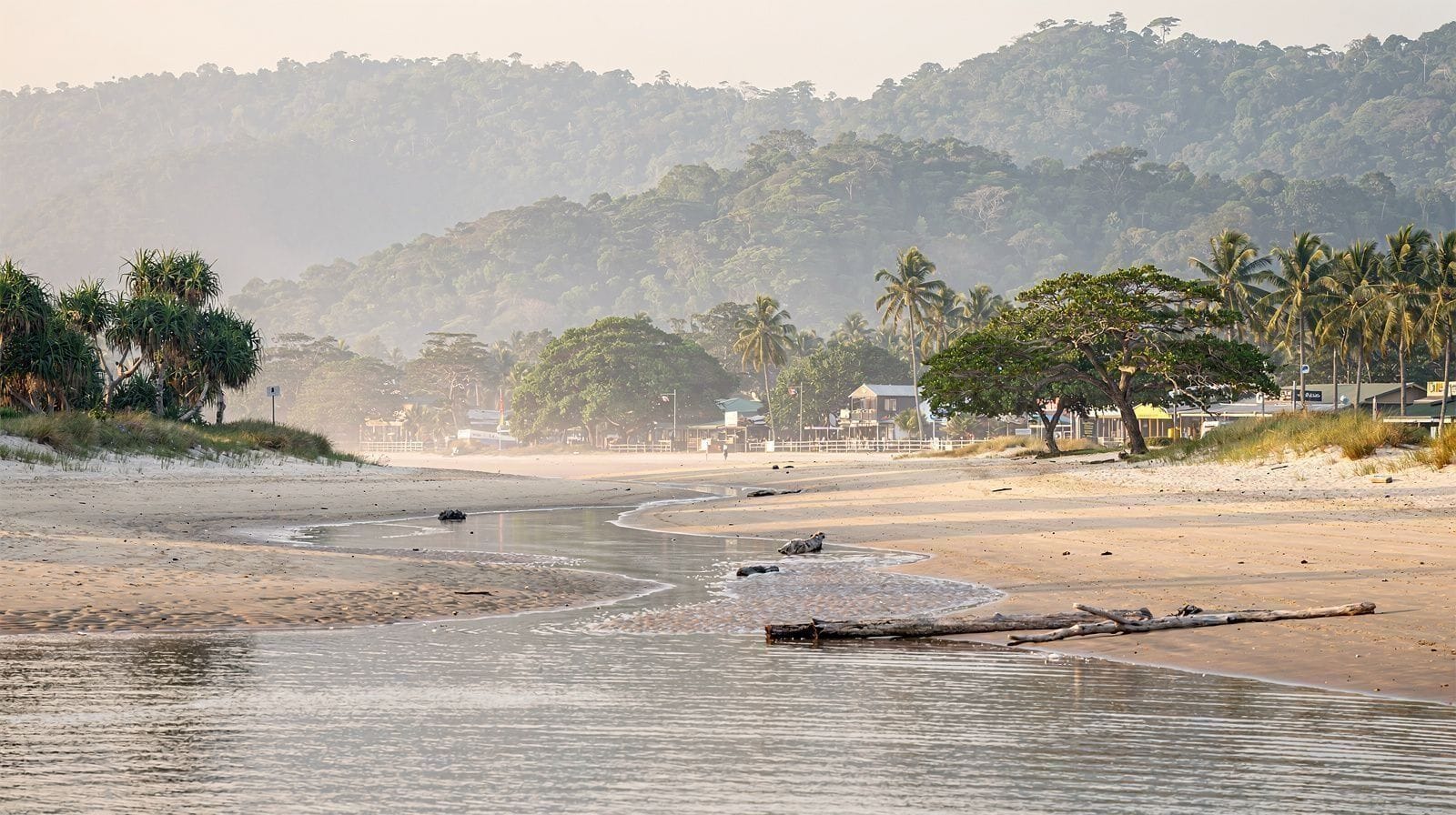 Holloways Beach